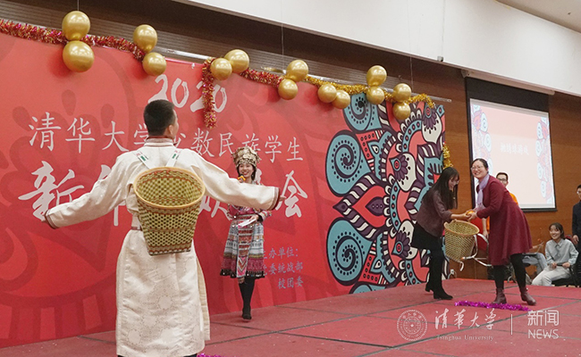 师生进行壮族抛绣球游戏